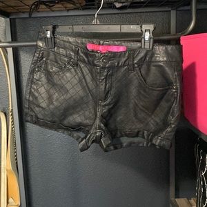 Tinseltown faux leather shorts size 7